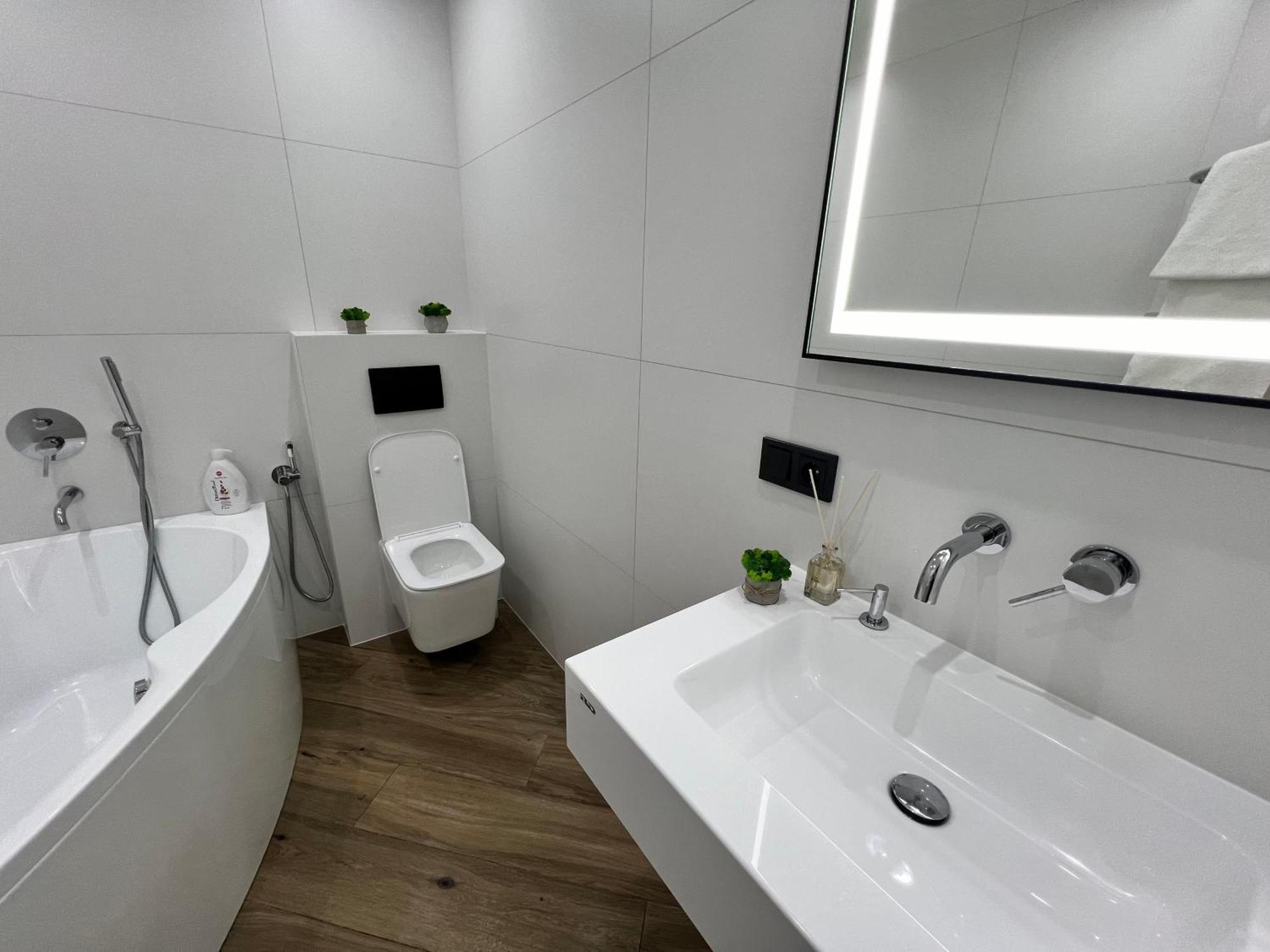 Люкс Апартаменти Район Автовокзалу В Жкарена Та Жк Great House Поблизу Обласноі Лікарні Rivne Eksteriør billede